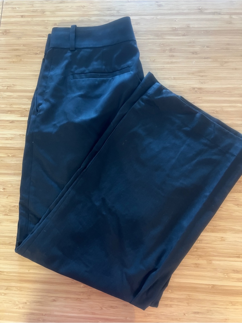 Everlane Wide-Leg Trouser in Buttersmooth - Picture 2 of 4